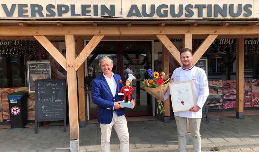 Burgmeester Hans Beenakker feliciteert Johan Augustinus met het behalen van de titel Meesterslager
