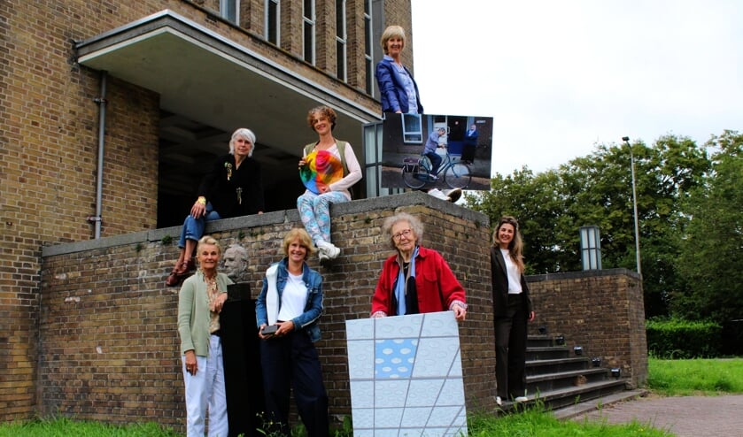 <p>Zes van de twaalf deelnemende beeldend kunstenaars van het IJsselsteins Kunstcafé. Rechts commercieel manager Anne-Marie Vos van Het Zendstation.</p>