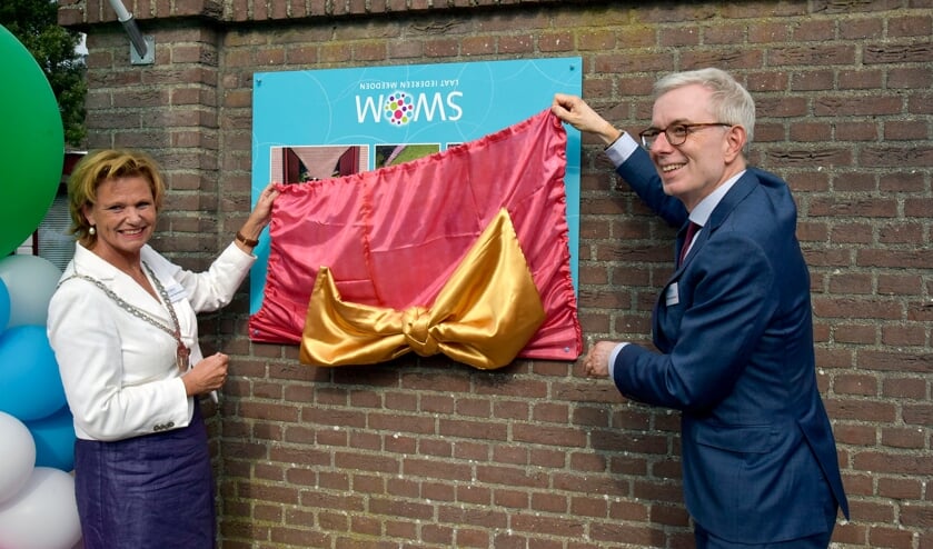 <p>Burgemeester Van Hartskamp en Directeur Generaal Van Koesveld (VWS) onthullen het omgekeerde bord.</p>