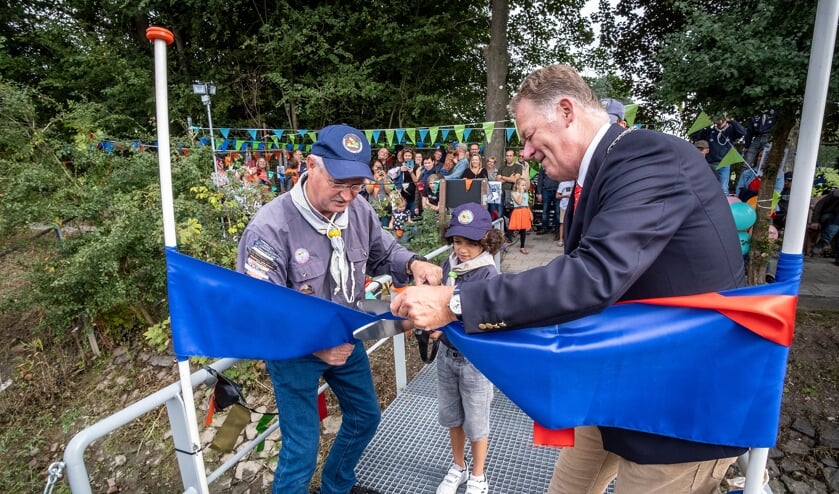 <p>• Het doorknippen van het lint door burgemeester Roel Cazemier en het jongste en oudste scoutinglid.</p><p><br></p>