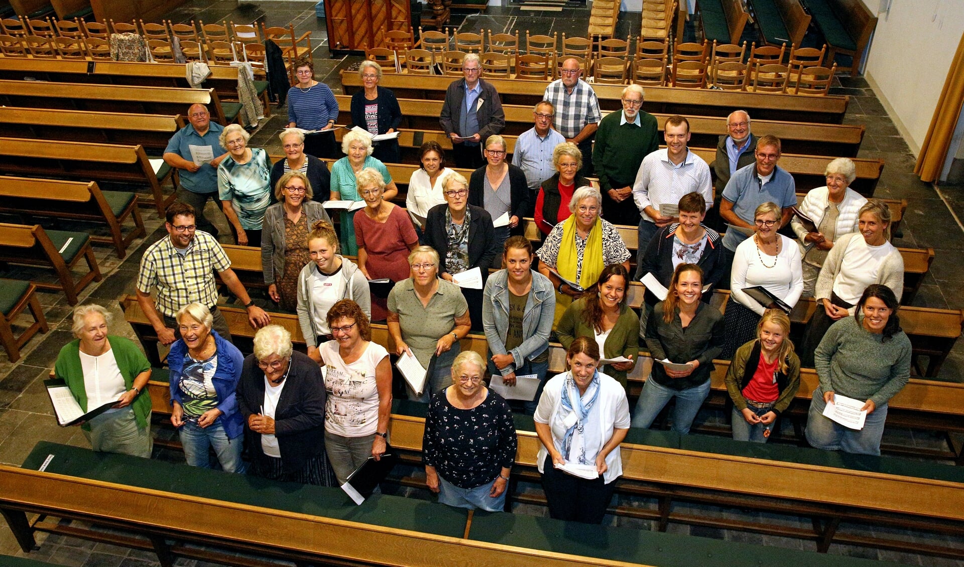 • De leden van koor De Lofstem, dinsdagavond tijdens de repetitie in de kerk van Oud-Alblas.