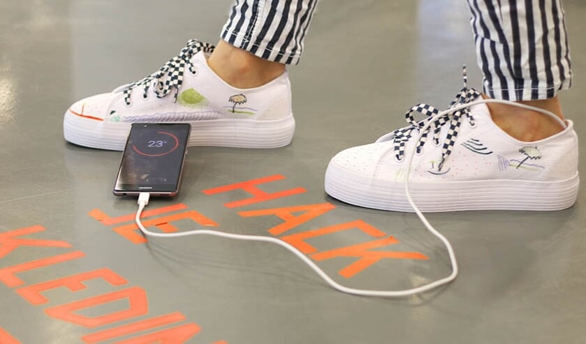 <p>Laad met je schoenen je telefoon op tijdens de #WorkshopWoensdag in de bieb. </p>