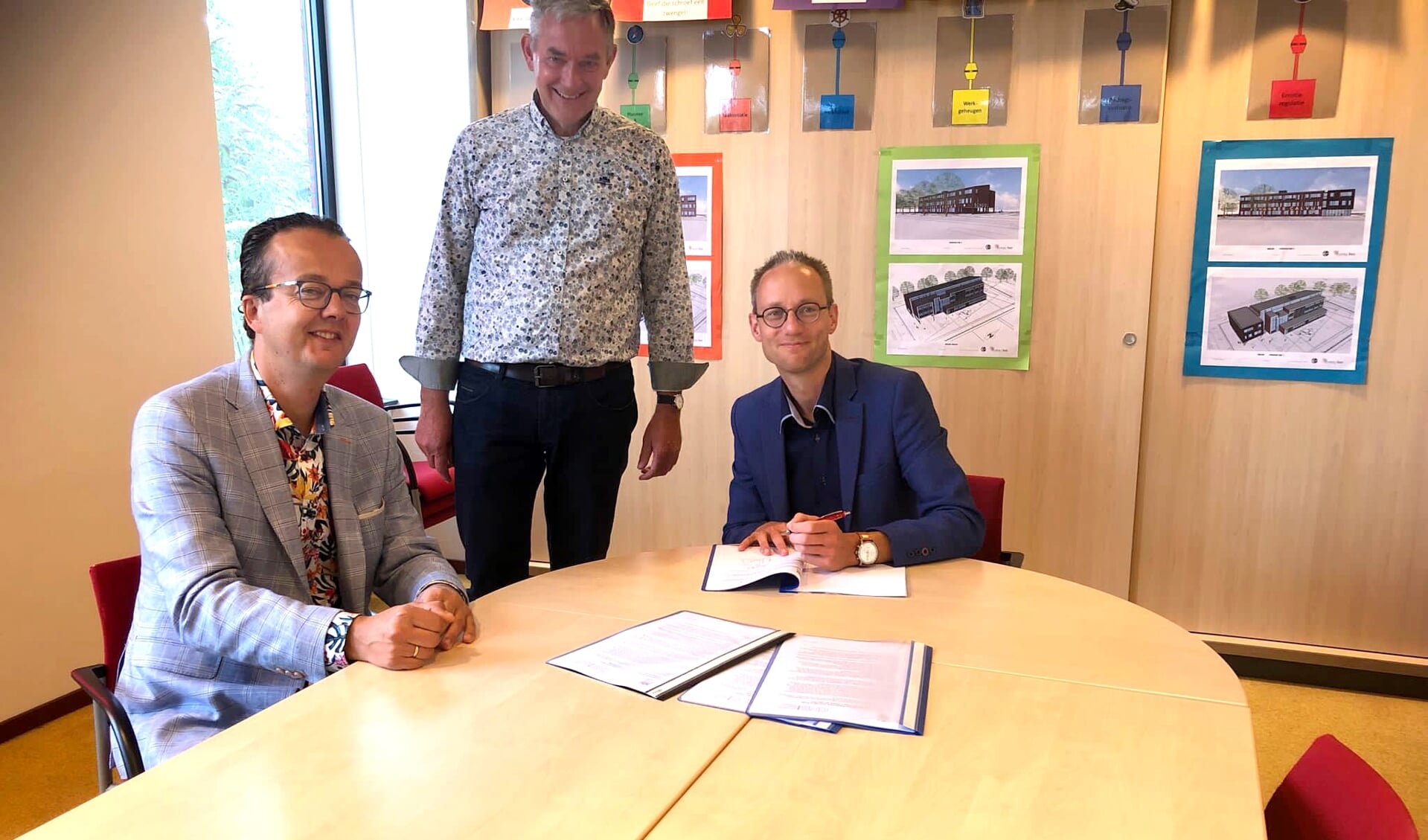 Martin de Kock, namens  CNS Gouda, en wethouder Thierry van Vugt ondertekenden de Afsprakenbrief voor de uitbreiding van de Johannes Calvijnschool.
