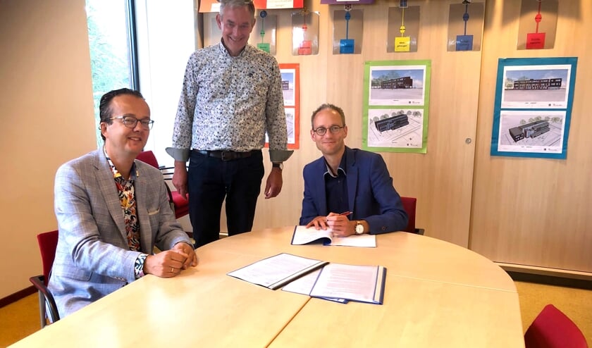<p>Martin de Kock, namens CNS Gouda, en wethouder Thierry van Vugt ondertekenden de Afsprakenbrief voor de uitbreiding van de Johannes Calvijnschool.</p>