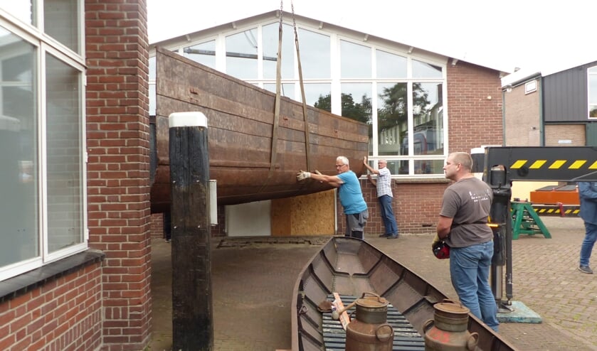 <p>Het laadruim van Zandschip Christina werd verplaatst. Het is nu een doorgang tussen het bezoekerscentrum en de expositieruimte van Museumwerf Vreeswijk.</p>