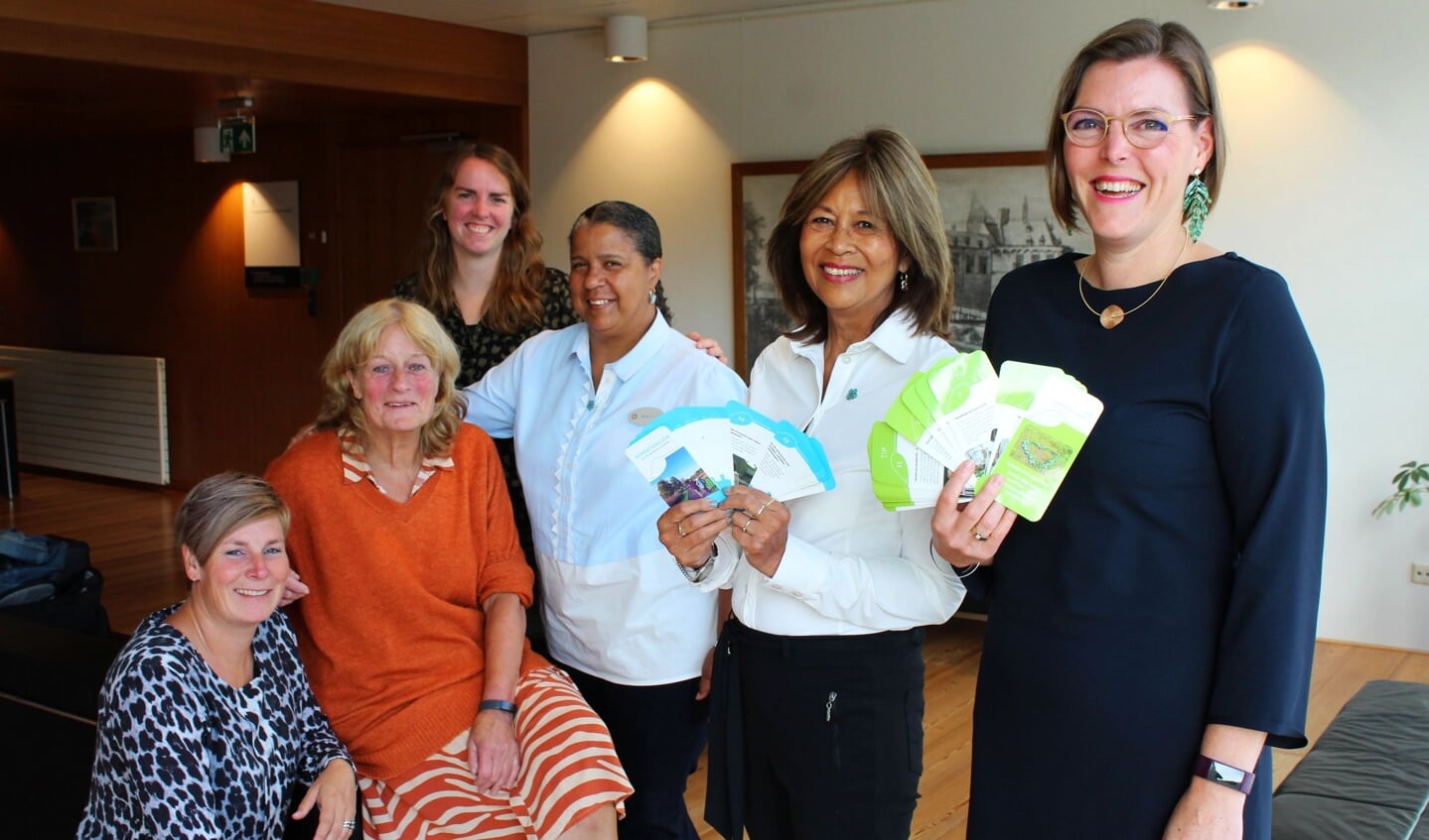 Wethouder Eveline Schell (rechts) kreeg dinsdag van de Werkgroep Dementievriendelijk IJsselstein de eerste dementiewijzer.