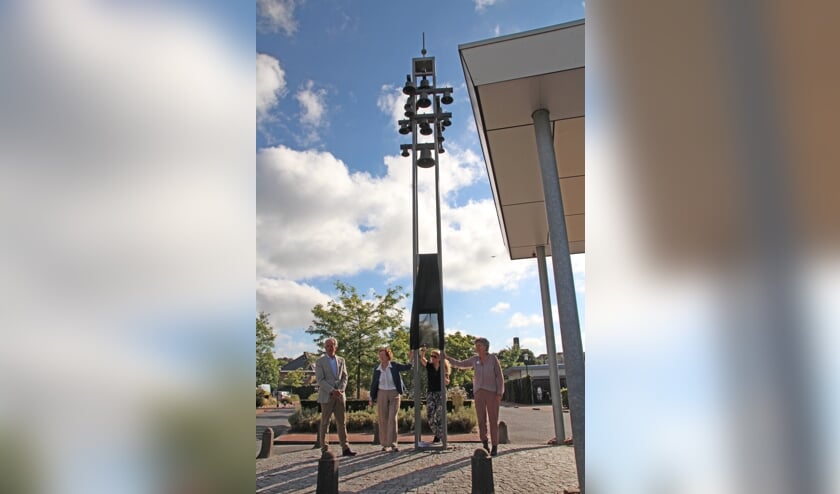 Bestuursleden van Stichting OBMV, Frits van Es, Joke Sewalt, Yvonne Son-Stolk en directeur-bestuurder Jolenta Rauch van SZR staan op het punt de plaquette te onthullen.
