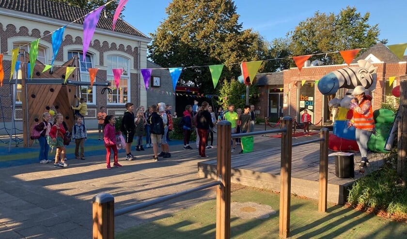 <p>Apolonia Gort treedt op voor de kinderen van BS Oudendijk.</p>