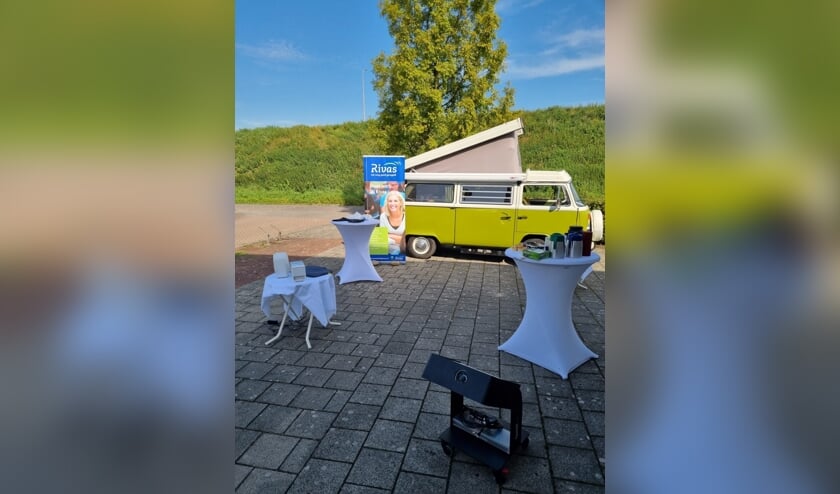 • Het innovatiebusje met uitgestalde hulpmiddelen op de statafels.