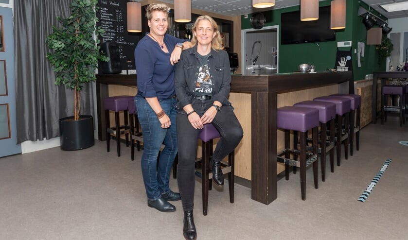 <p>Corry van den Oever (links) met haar steun en toeverlaat Petra Stoute.</p>