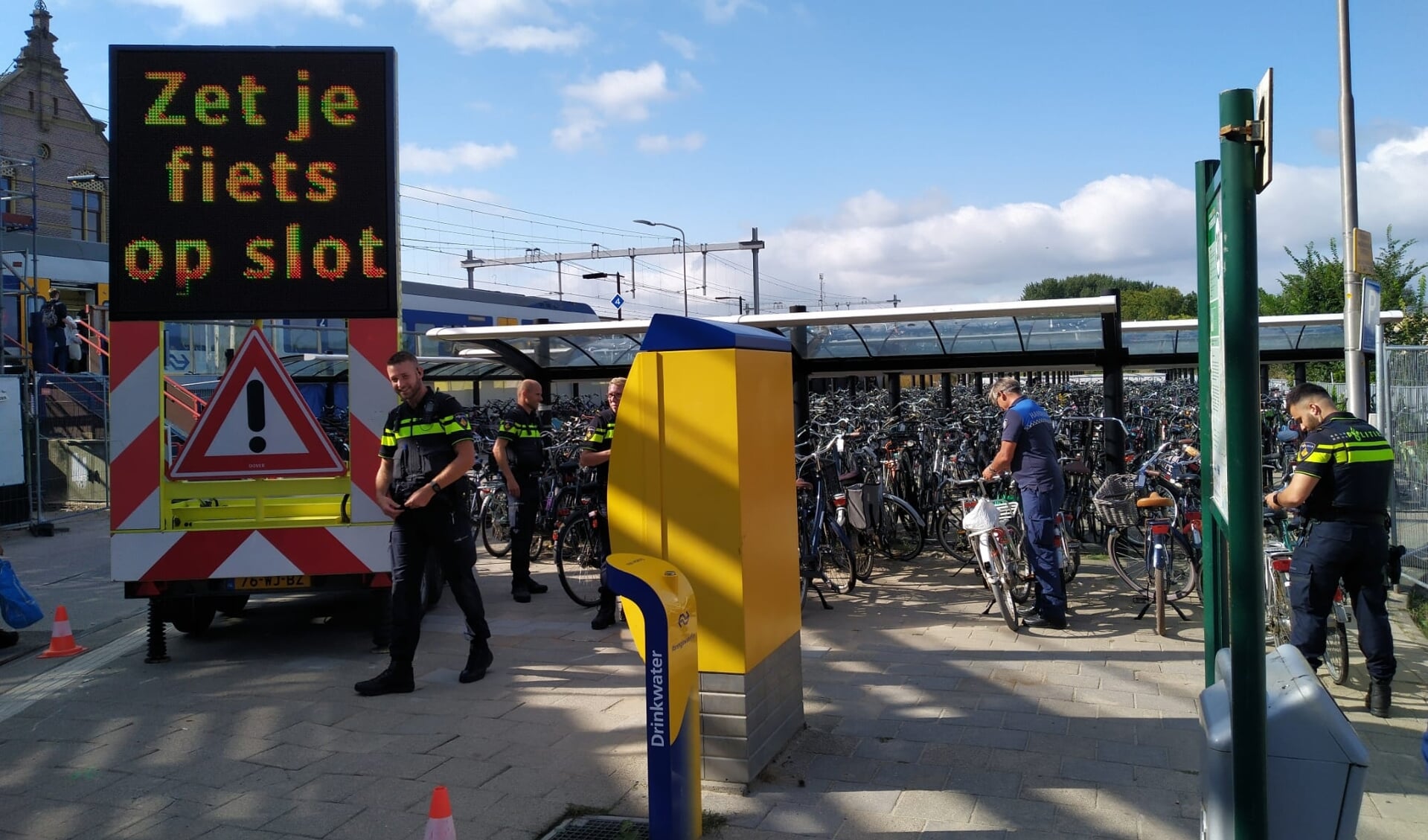 Politieagenten en boa’s van de gemeente zijn tussen 30 augustus tot 12 september extra aanwezig op het station in Geldermalsen. Ze zijn alert op fietsendieven en informeren reizigers over het goed beveiligen van fietsen.