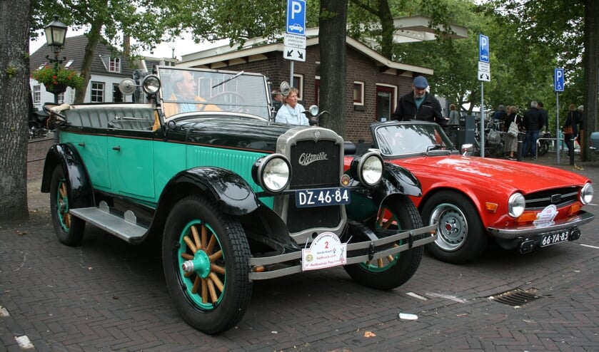 <p>Oldtimers zijn klaar voor de start tijdens de Authentieke Dag in Vreeswijk</p>