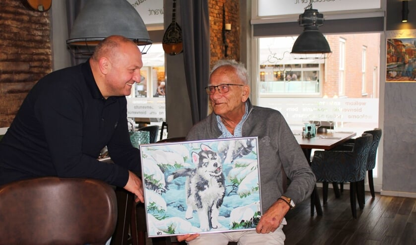 <p>Leonidas Santagidis en Karel van Dijk met een van zijn lievelingsschilderijen; "De dierbaarste hangen thuis."</p>