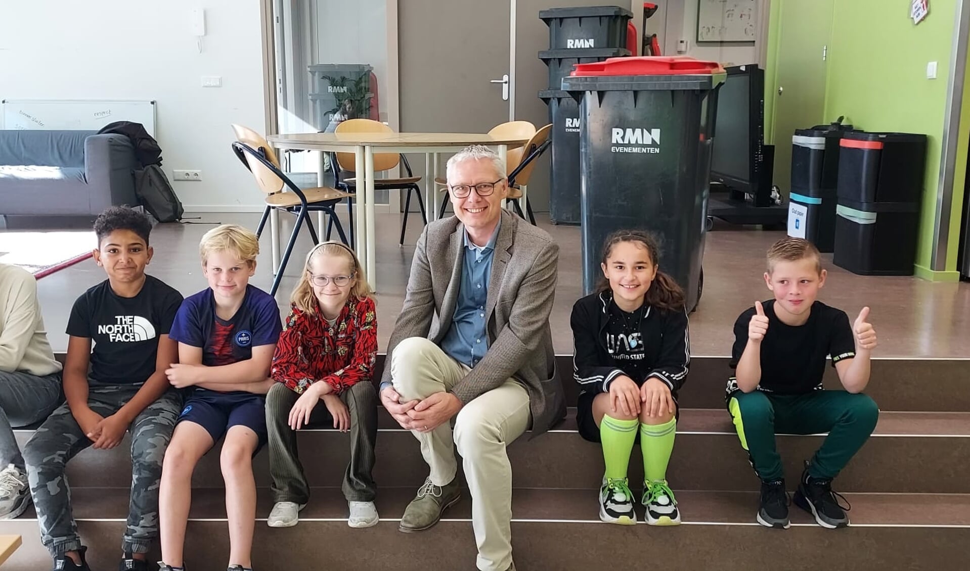 Wethouder Peter Bekker van IJsselstein gaf op Kindcentrum WIJ het startsein voor de E-waste race.