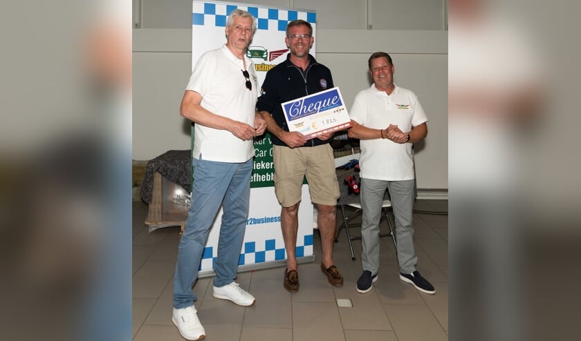 • De cheque voor het goede doel, met v.l.n.r.: Harry Eskes (Riverside), Paul de Koning (KNRM), Stefan de Kreek (Riverside).