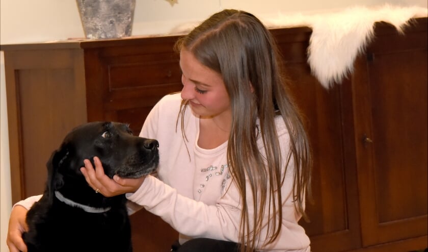 <p>• Channah is dikke maatjes met Dillan,de hond van haar opa en oma, maar een hulphond kan haar echt helpen. </p>
