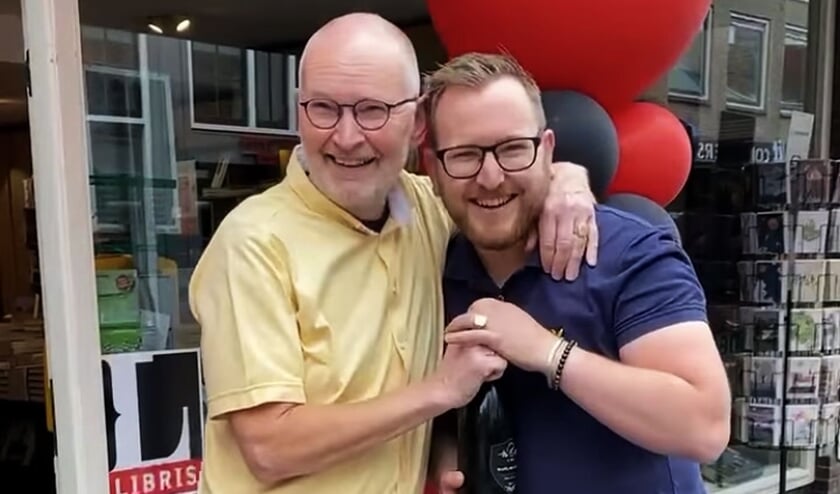 <p>Een feestje mét champagne voor Frits en Stephan Mulder.</p>