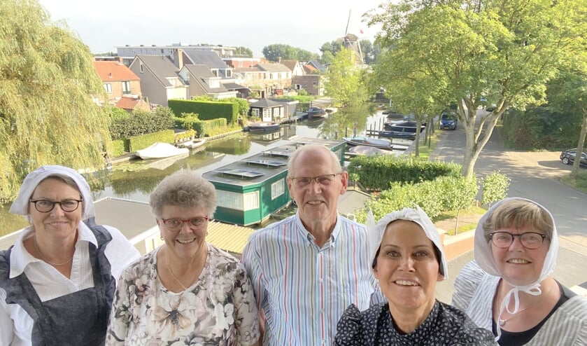 <p>Adrie en Bernhard met - in klederdracht - leden van de Vereniging Oud Linschoten.</p>