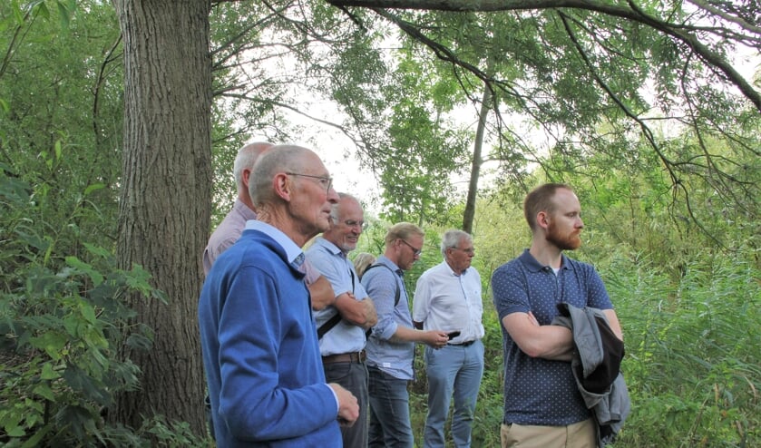<p>• Pier Werksma (links) op excursie in het Stormvloedpolderbos tijdens zijn afscheid. </p>
