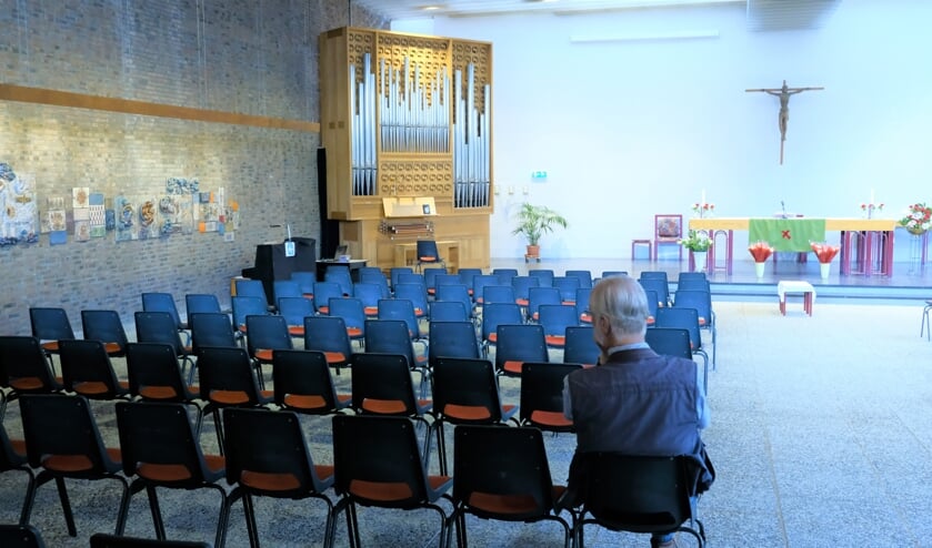 • Bezoeker in de Pauluskerk tijdens de Open Monumentendag.