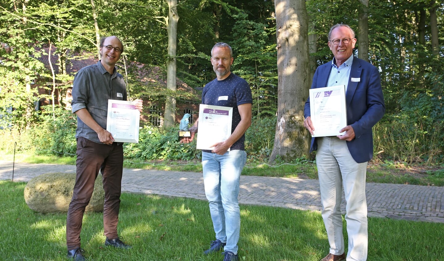 • De genomineerden van de Prijs voor de Nieuwsbladfotografie. Links Geurt Mouthaan, in het midden redacteur Robert van der Hek, die de prijs namens de afwezige John Wijntjes in ontvangst nam.