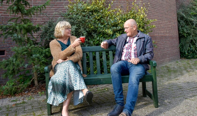 <p>Mia van Jaarsveld en Gerard Vendrig symboliseren op een bankje bij de RK-kerk de Week van de Ontmoeting.</p>
