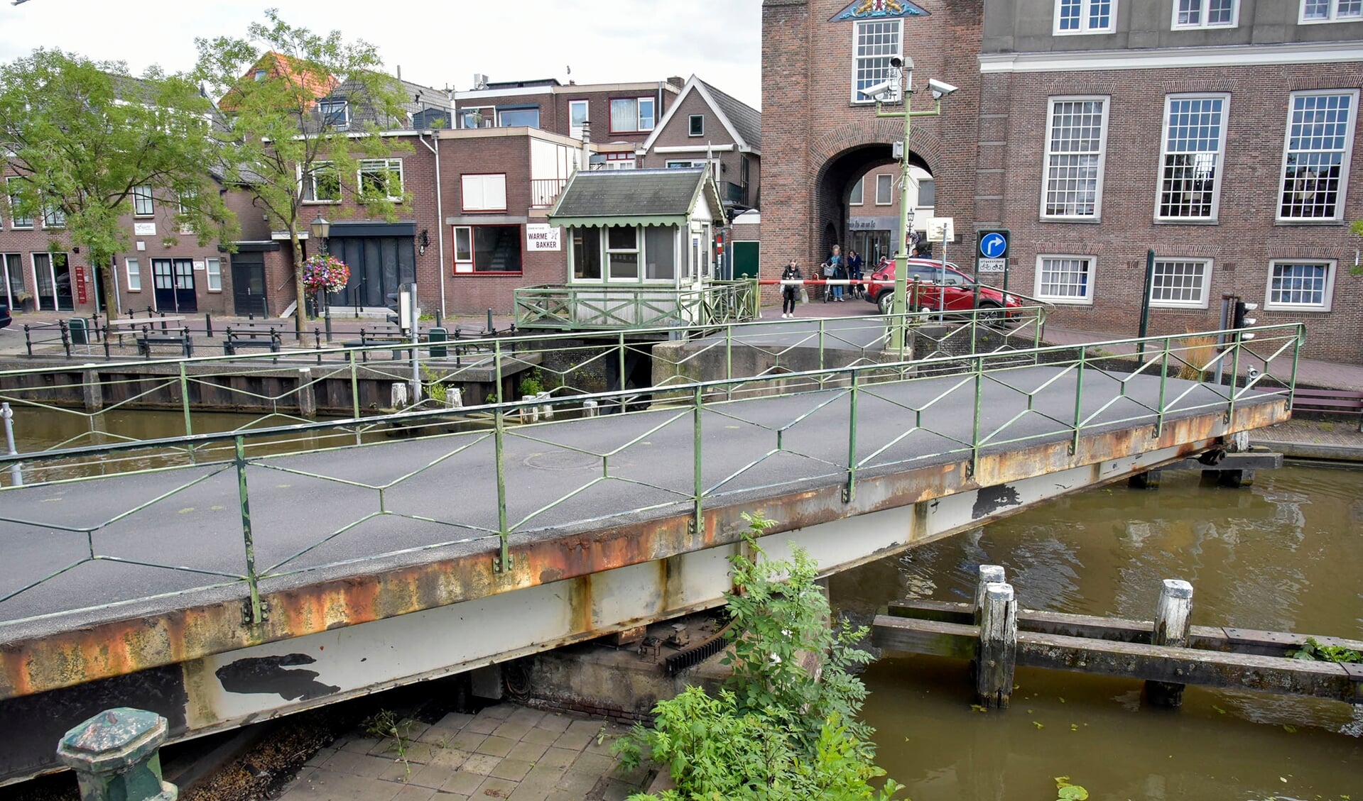 De IJsselbrug over de Hollandsche IJssel met brugwachtershuisje wordt na het vaarseizoen van 2022 gerenoveerd, en dat is zo te zien hard nodig.