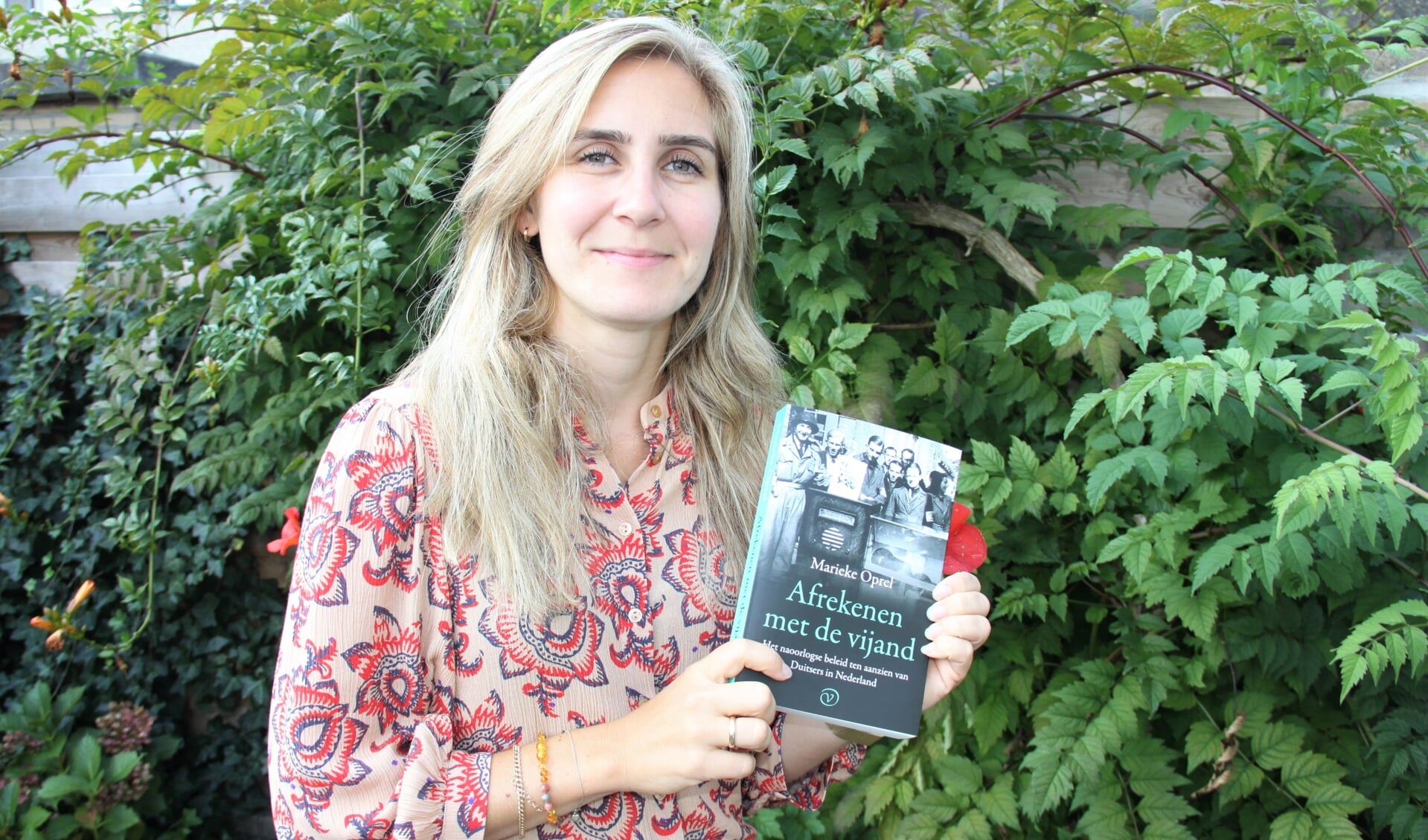 • Marieke Oprel met haar boek 'Afrekenen met de vijand' dat sinds vorige week in de boekhandel ligt.