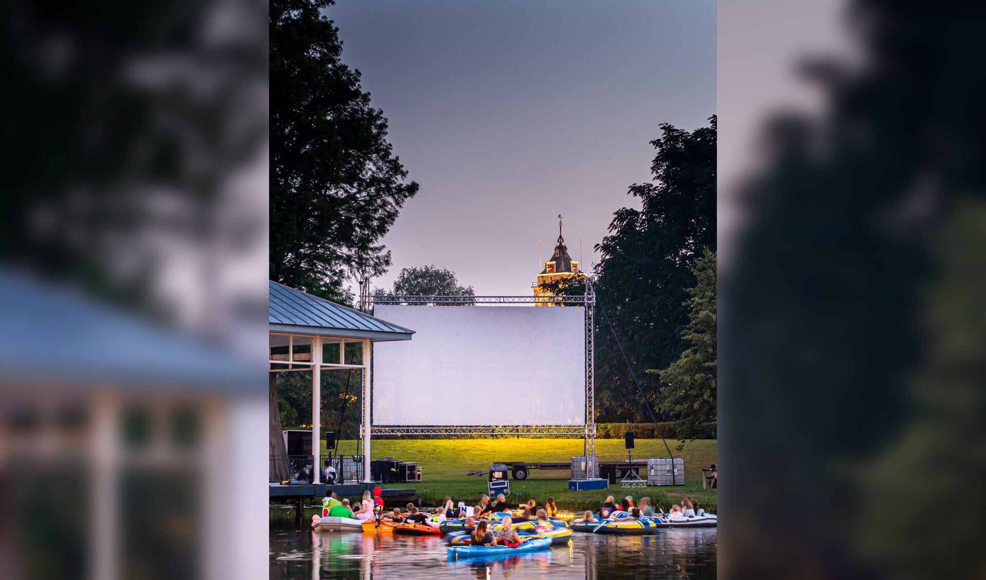Tijdens het nazomerfestival in Schoonhoven kon afgelopen weekend worden gevaren door de grachten en was er vrijdag een 'drijf-in-bioscoop'.