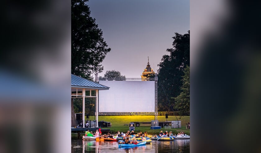 Tijdens het nazomerfestival in Schoonhoven kon afgelopen weekend worden gevaren door de grachten en was er vrijdag een 'drijf-in-bioscoop'.
