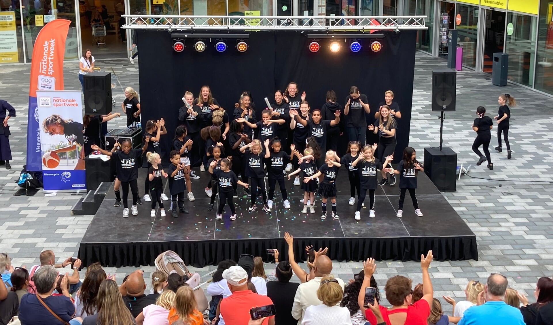 Dansact tijdens de sport- en beweegmarkt op Cityplaza.