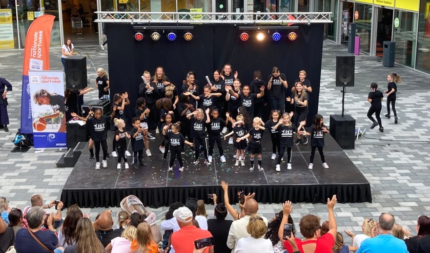 <p>Dansact tijdens de sport- en beweegmarkt op Cityplaza.</p>