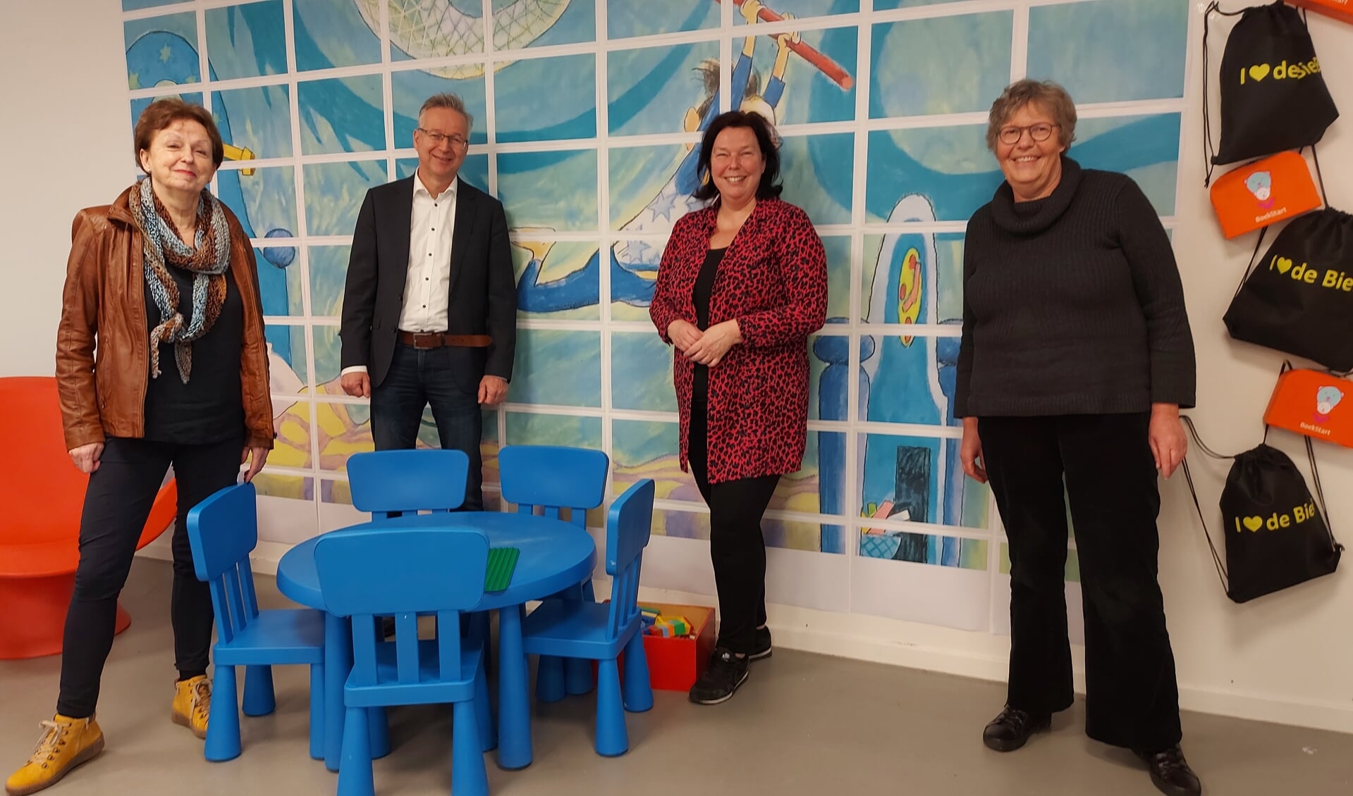 • Leon van den Dool en Corrie Middelkoop van het CDA (links) met Jacqueline Parel en Ankie Kesseler van de bibliotheek.