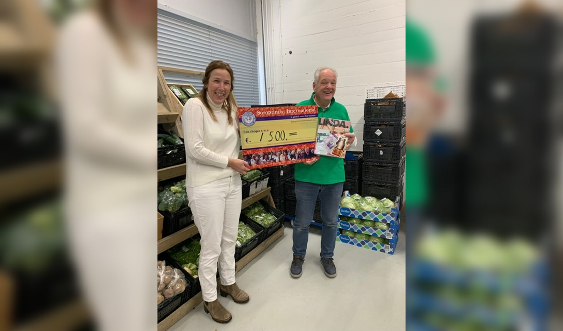 • De overhandiging van de cheque bij een van de voedselbanken.