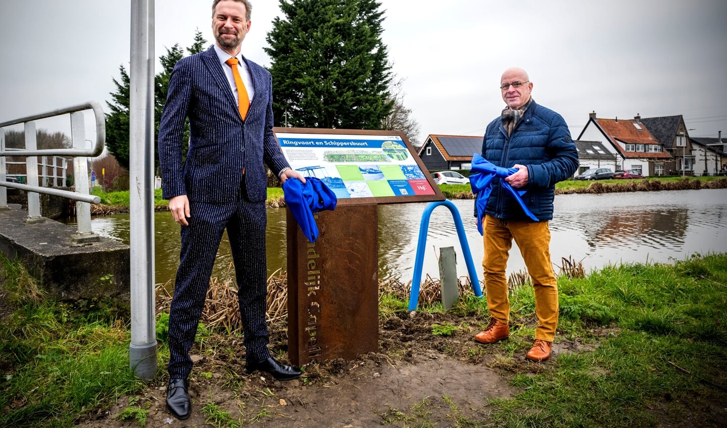• Wethouder Maarten Struijvenberg en Paul Weyling van de Historische Vereniging Capele (HVC).