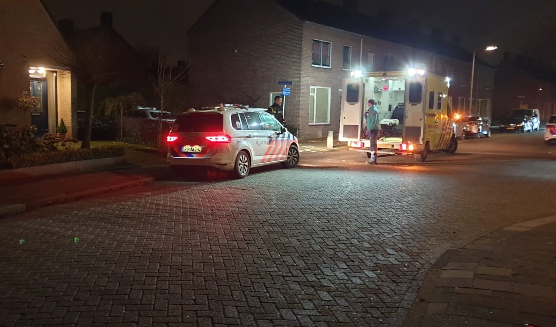 • Ambulance en politie bij het incident in de Duivenstraat.