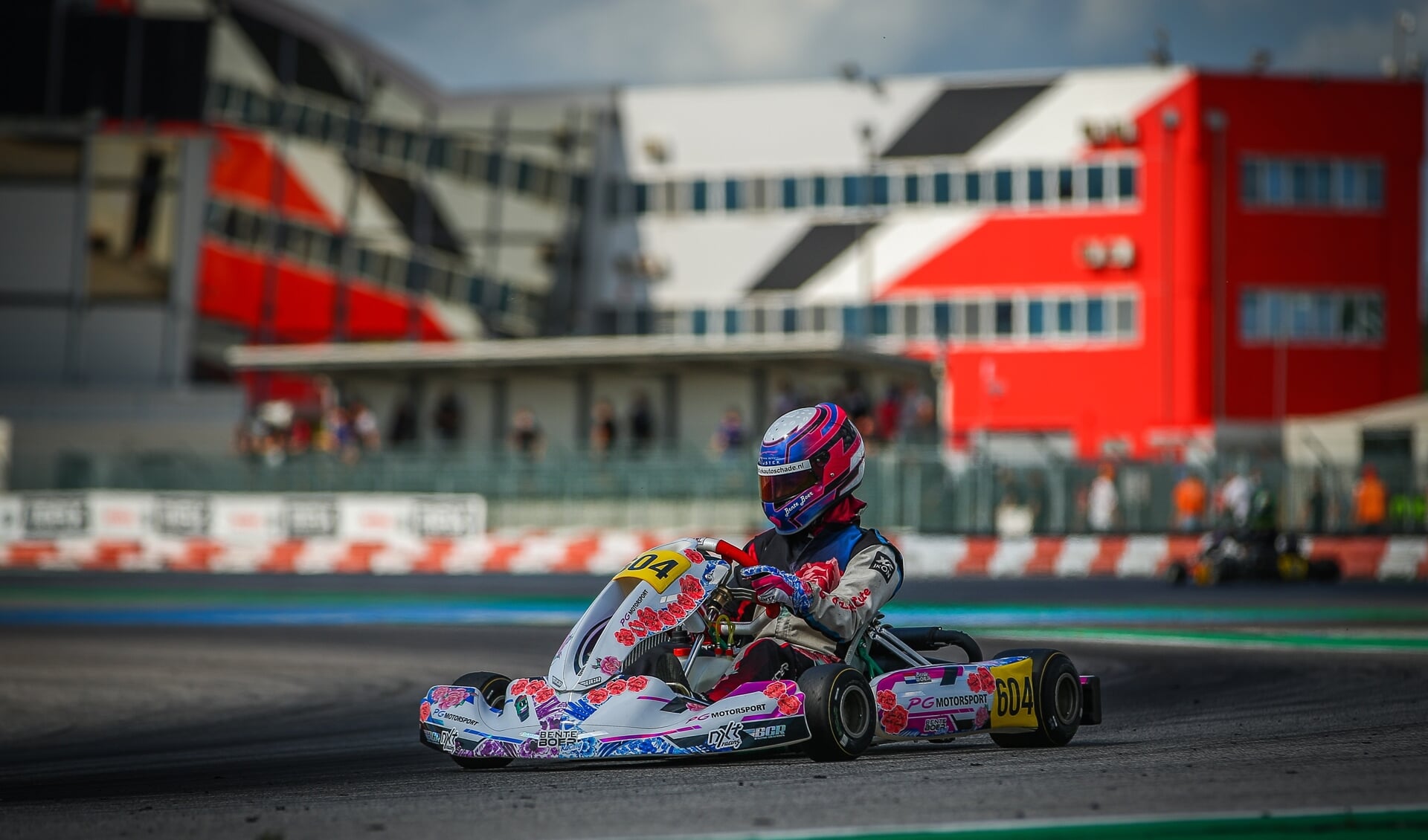 Bente Boer knalt met haar kart over elk circuit waar ze maar terecht kan. Ondanks de beperkte financiële middelen de top bereiken, dat is wat ze wil. 