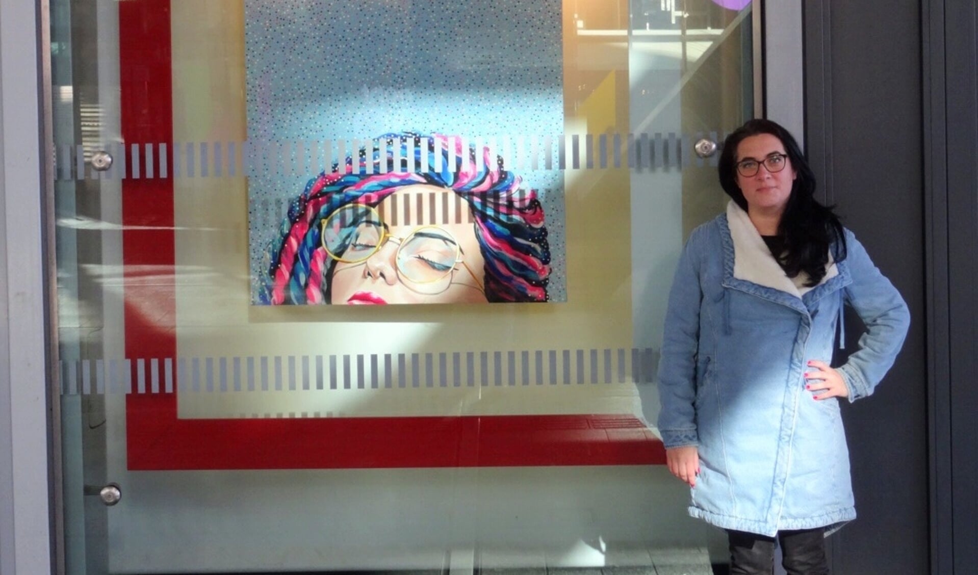 Kunstenares Estelle Evers bij een van haar kunstwerken op Utrecht Centraal.