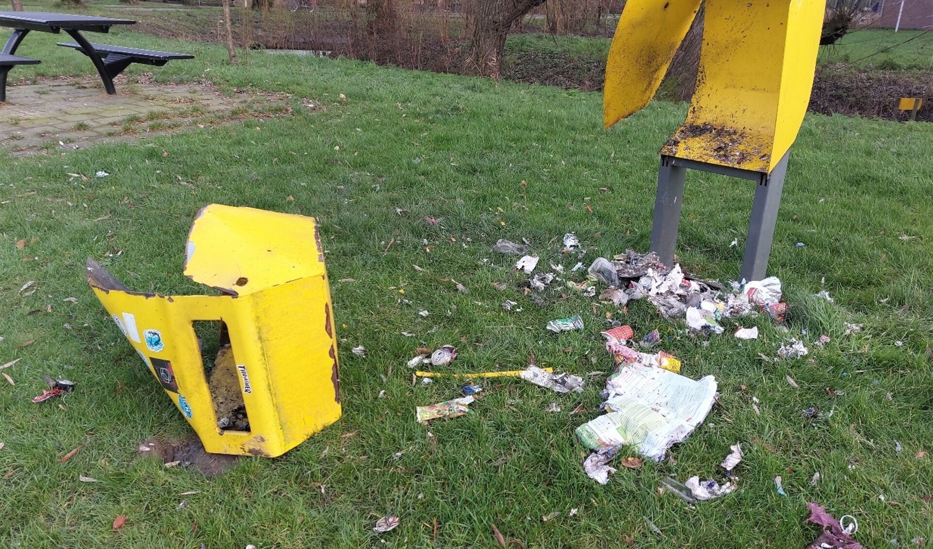 Een van de vernielde afvalbakken in IJsselveld-West.