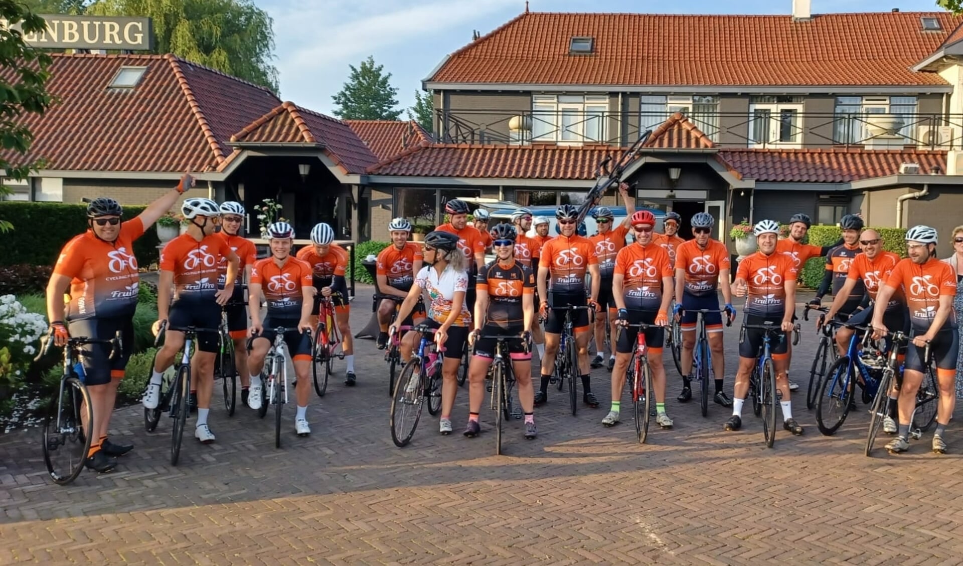 • De fietsende vriendengroep Cycling for Others.