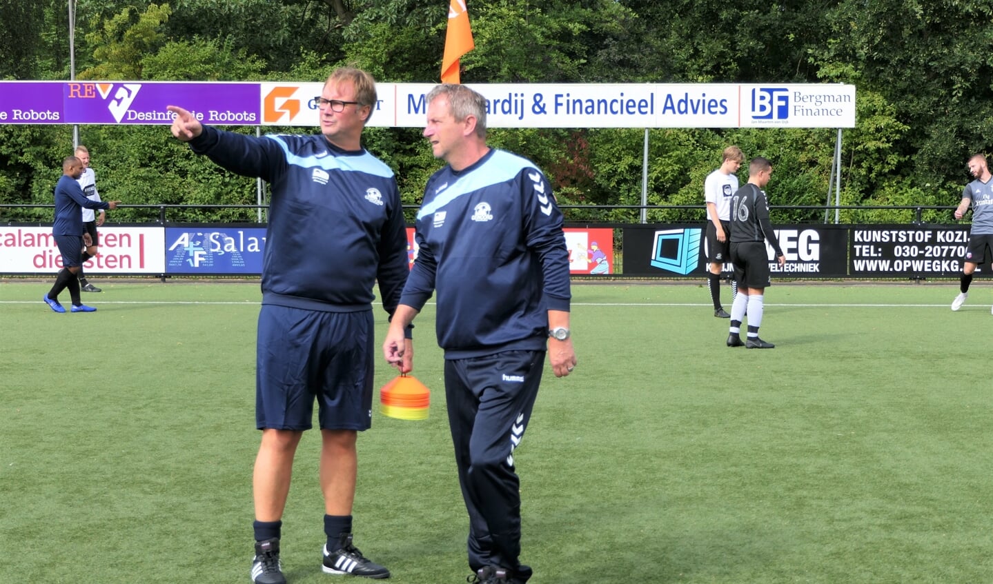 Assistent Ramon Bongers (links) en hoofdtrainer Gerrit Plomp (rechts) tijdens een training van SV Geinoord.