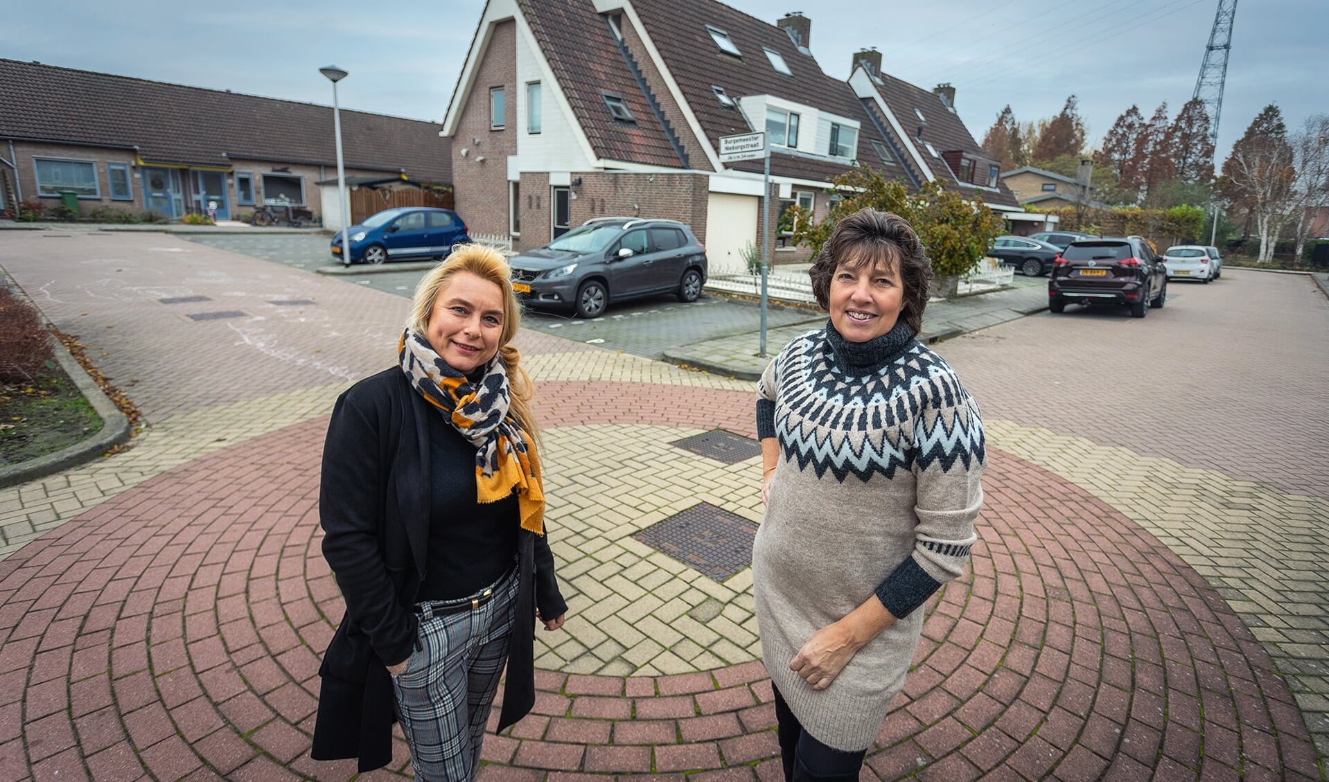 Wilma (r) en Ellen zijn samen straatambassadeurs in Nieuw-Lekkerland