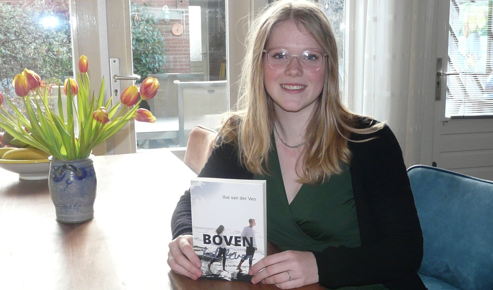 Ilse met haar eerste roman:  'Boven het leven - Je kunt altijd nog opnieuw beginnen' 