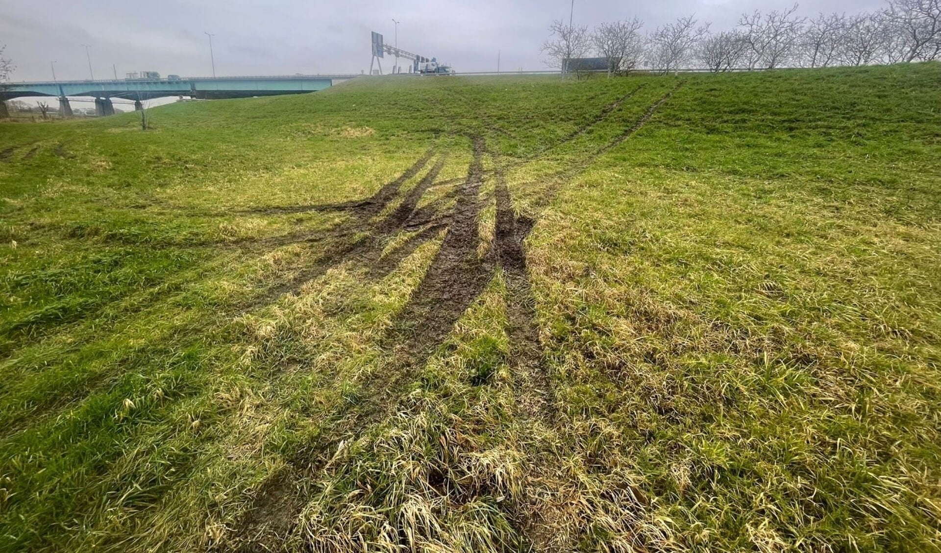 Sporen van crossmotoren op de Lekdijk.
