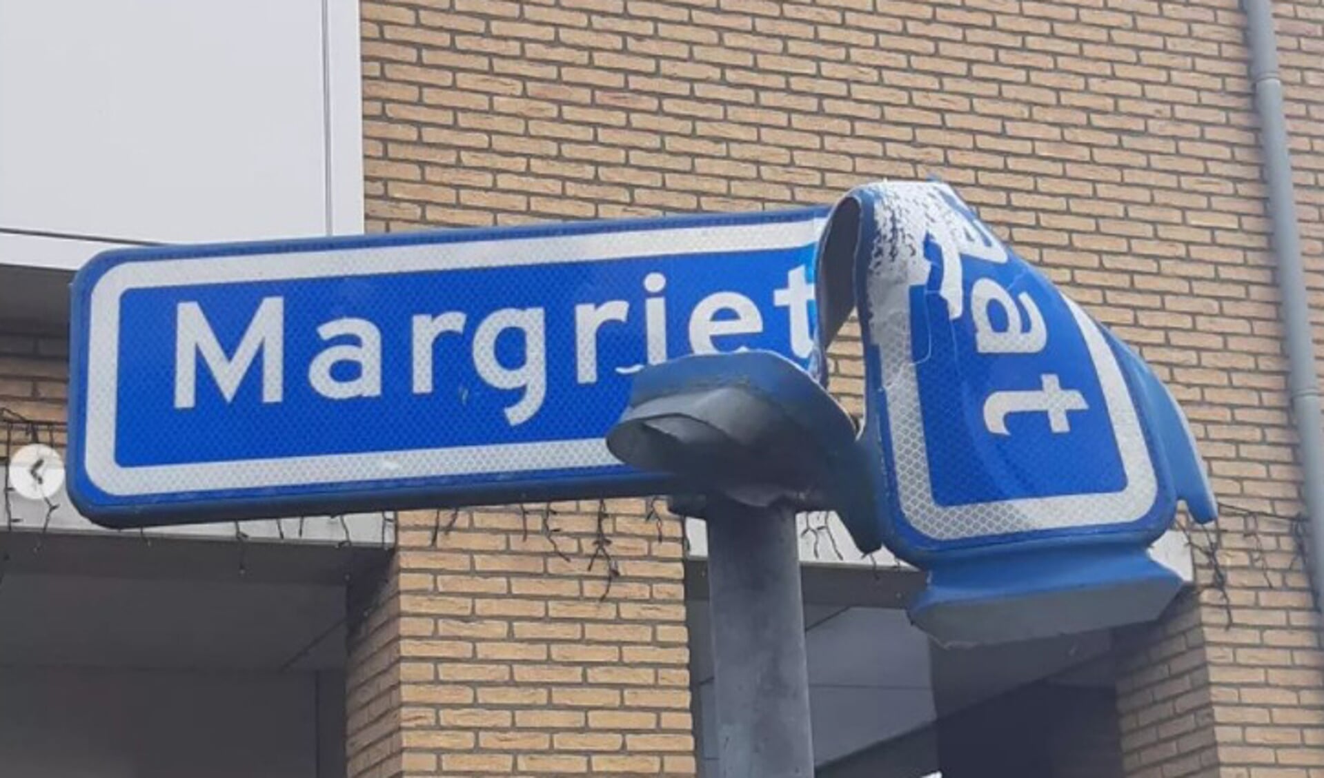 • Een vernield straatnaambord in Groot-Ammers.
