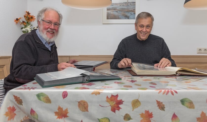 <p>• Peter Kool en Jan van den Brink met hun passie: postzegels.</p>