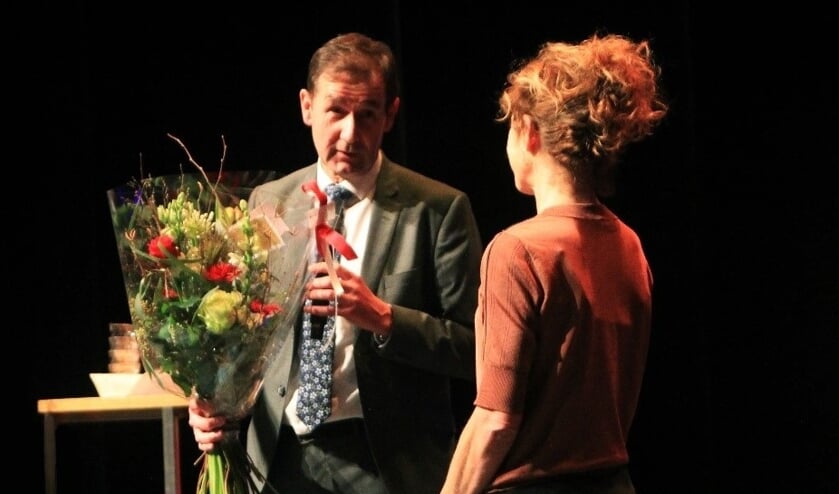 <p>Gedeputeerde Rob van Muilekom overhandigt bloemen aan Barbara Wittebol, directeur Kunst Centraal.</p>  