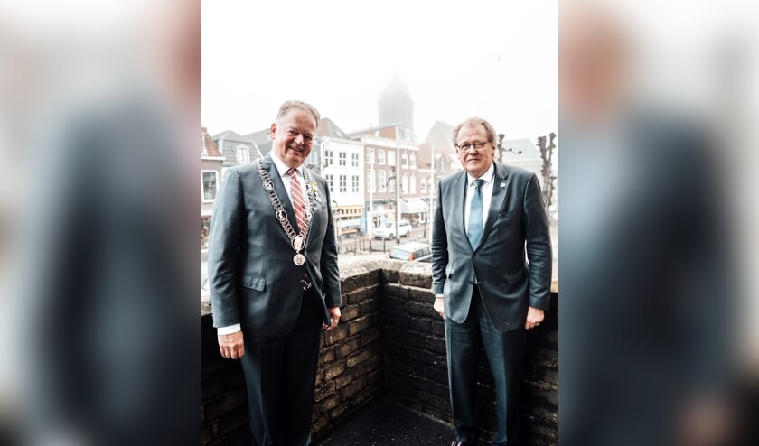 <p>burgemeester Roel Cazemier (links) en Jaap Smit, commissaris van de Koning van Zuid Holland.</p>  