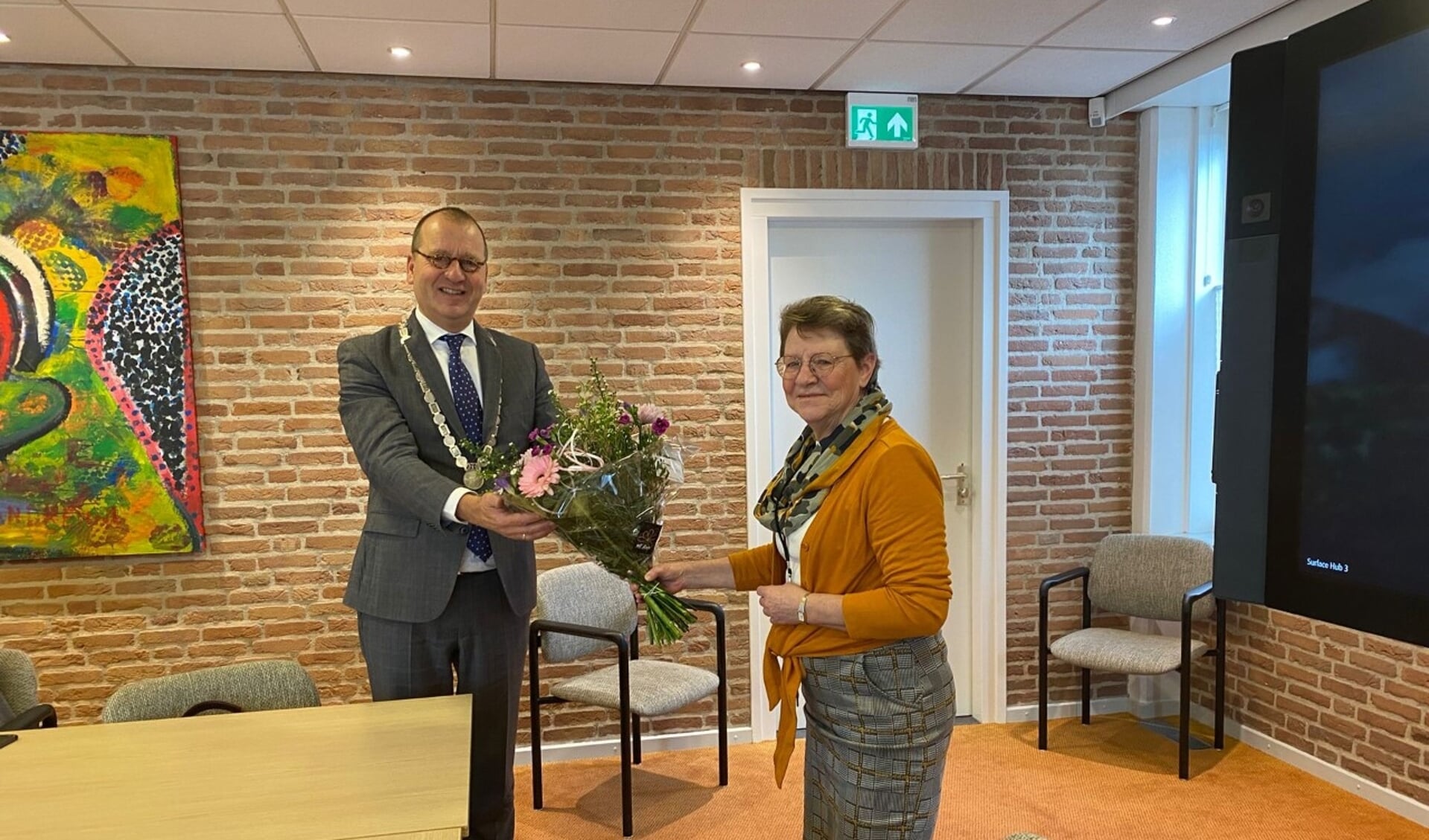 • Bloemen van burgemeester Segers voor Ada den Ouden.