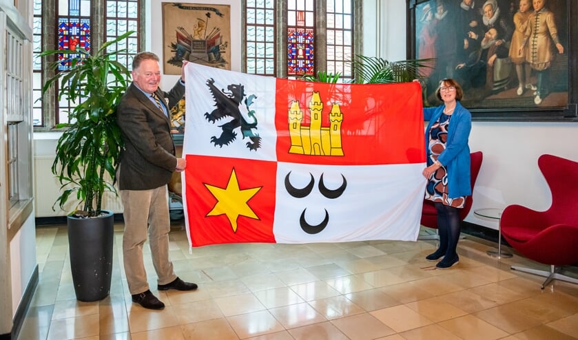 <p>• De overhandiging van de gemeentevlag.</p>